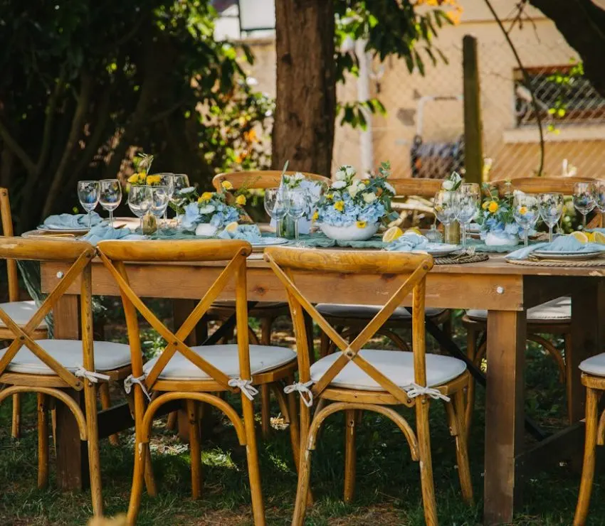 Mese pregătite pentru o recepție de nuntă în aer liber